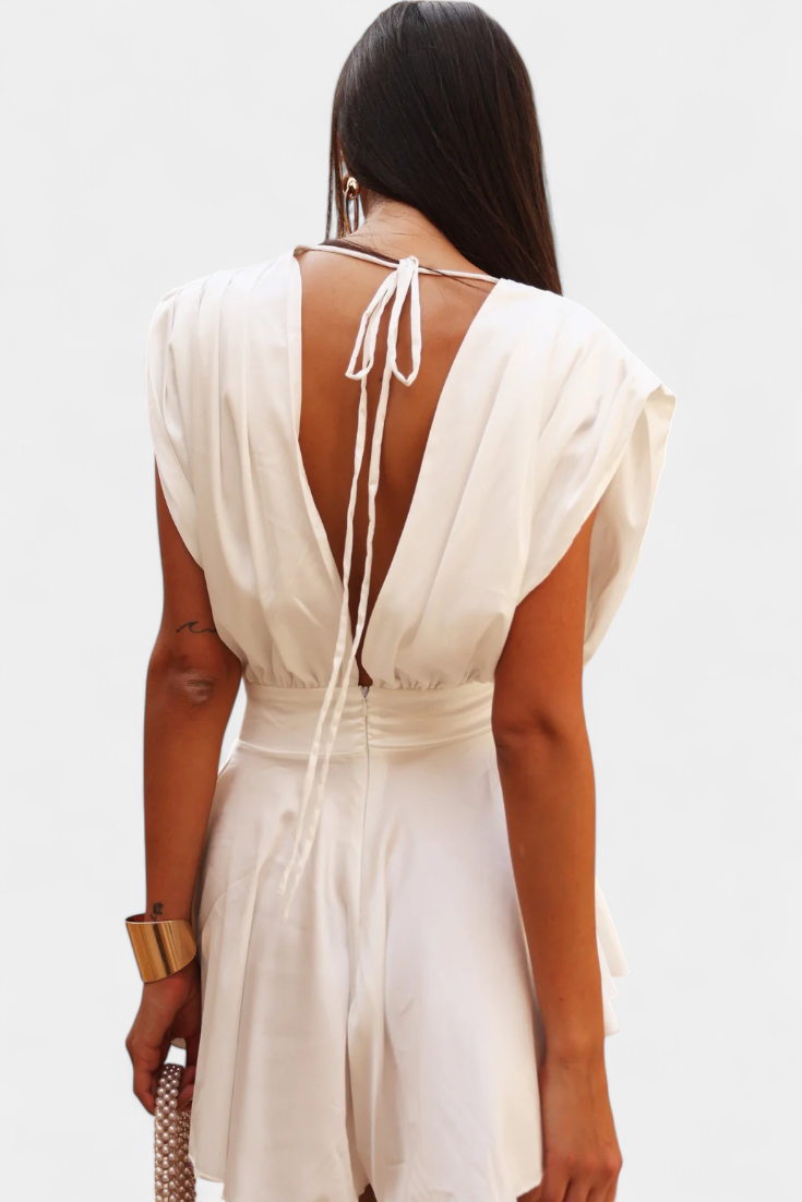 Rosalba Mono Corto con Escote Profundo y Cintura Definida